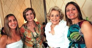 <b>Lucinda Aziz</b> e <b>Vania Almeida</b>, sócias na Agilitá, recebem a socialite <b>Lourdes Catão</b>, ao lado de <b>Agnes Crocchi</b>, também sócia na grife, durante almoço de lançamento de coleção, no restaurante Cipriani, no Copacabana Palace, Rio.