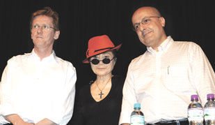 Yoko Ono, a artista plástica que foi casada com o beatle John Lennon (1940-1980), visita a capital paulista para abrir a exposição Yoko Ono - Uma Retrospectiva, no Centro Cultural Banco do Brasil, na qual apresenta obras de seus 50 anos nas artes