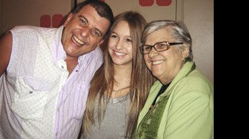 A atriz Carla Diaz entre o diretor Jorge Fernando e a mãe dele, a atriz Hilda Rebello, na reestréia da comédia Boom, estrelada por Jorge, no Teatro dos Grandes Atores, na Barra, no Rio.