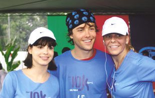 Na Raia Olímpica da USP, em São Paulo, os irmãos e atores Sthefany e Kayky Brito com a mãe, Sandra, na corrida Nike Plus.