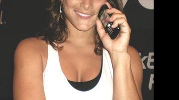 No ar como a Beatriz de <i>Sete Pecados</i>, a atriz <b>Priscila Fantin</b> ganha de presente um celular BlackBerry Pearl, da Vivo, na área vip do show do The Police, no Maracanã.