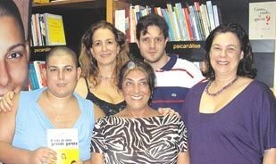 <b>Luciana Chéde</b> lança <i>A Vida de uma Grande Garota</i>, autobiografia com estudo clínico assinado por <b>Cristina Dias Allesandrini</b>, arteterapeuta e psicopedagoga, e festeja com a mãe, <b>Dulce Sabbaga Chéde</b> (na frente), o amigo <b>Leandro