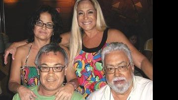 A atriz Susana Vieira é só sorrisos em jantar ao lado dos irmãos - Sandra e Sérvulo, que moram no Rio, e Sérgio, que vive em Rondônia -, na churrascaria carioca Porcão, na Barra da Tijuca