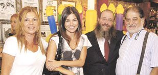 <b>Jeanette Roisman</b> e a filha <b>Natalie Klein</b>, empresária da moda, são recebidas pelo rabino <b>Yossi Schildkraut</b> e pelo anfitrião <b>Jose Orlando Paullilo</b> na Festa das Luzes, realizada pelo restaurante Bolinha em parceria com a Sinagoga