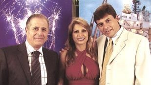 Octavio Neto, apresentador do Radar Television, da Gazeta, e o casal Andréa Siminelli e Washington de Barros Jr., da BBC do Brasil, em festa no Iate Clube do Rio.