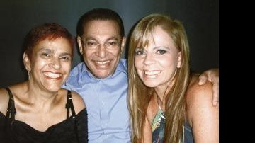 Sorridente como seu cliente mais famoso, Silvio Santos, o cabeleireiro Jassa janta no restaurante Le Coq Hardy, em São Paulo, e é ladeado pela mulher, Elide Ramos, e pela jornalista Christina Rocha.