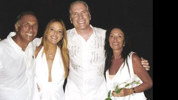 Em Iporanga, SP, <b>Camilo</b> e <b>Silvia Nader</b> brindam ao ano-novo em sua casa com o casal <b>Ticiane Pinheiro</b> e <b>Roberto Justus</b> (<i>ao centro</i>).
