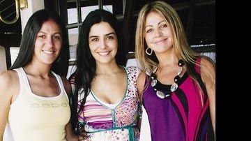 A atriz Letícia Sabatella é recebida no Famiglia Fadanelli e ladeada por Isadora e a mãe, Neuza Madalosso, dona do restaurante, no PR.