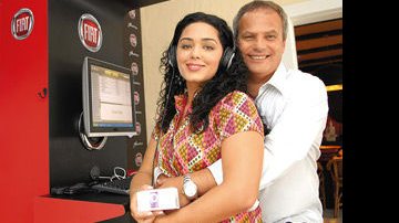 O casal Tânia Mara, cantora, e Jayme Monjardim, diretor global, participam da promoção da Fiat e plugam o MP3 no totem interativo para escolher 10 músicas entre as 9 500 à disposição.