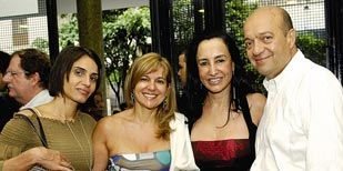 <b>Marie Mansur</b>, a socialite <b>Roseli Pannella</b>, a consultora de etiqueta <b>Patrícia Rollo</b>, mãe de Marie, e o empresário <b>Armando Ceravolo</b> se encontram na pré-estréia de <i>Aida</i>, em prol da Fundação Oftalmológica Dr. Rubem Cunha, no
