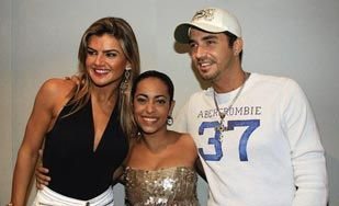 O casal Mirella Santos e Latino cerca a atriz Samantha Schmütz, que encena o espetáculo Curtas, no Canecão, Rio.