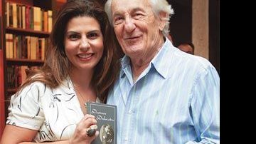 No lançamento de seu primeiro livro, Destinos Deslocados, na livraria Sobrado, <b>Carol Civita</b> recebe o amigo da família <b>Mário Lorenzi</b>.