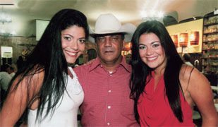 Em seu aniversário de 55 anos o cantor Zé Cowboy, recebe as amigas e irmãs Beth e Vanessa Guzzo, no restaurante Fazendinha, em SP.