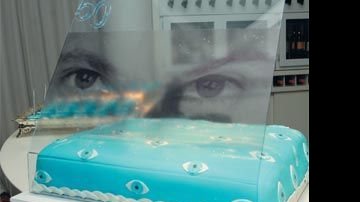 O bolo da festa de 50 anos de <b>Edson Celulari</b>, de autoria de Isabella Suplicy, é inspirado nos olhos azuis do ator, reproduzidos em glacê e açúcar e na tela de acrílico, com foto de seu olhar.