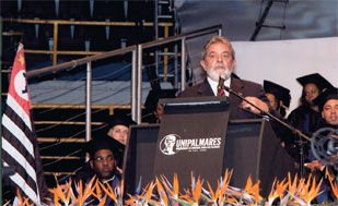 O presidente <b>Luiz Inácio Lula da Silva</b> na colação de grau da primeira turma de Administração de Empresas da Unipalmares, instituição voltada à inclusão de alunos negros no ensino superior, no Ginásio do Ibirapuera, SP.