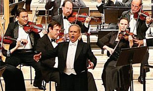 O tenor <b>José Carreras</b> canta entre músicos da Orquestra Sinfônica do Paraná em apresentação no Teatro Positivo, em Curitiba.
