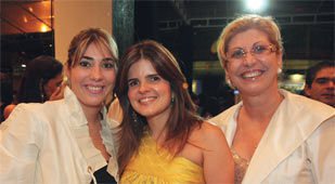 <b>Maria Célia Ferreira Gomes</b>, primeira-dama do Ceará, e a mãe, <b>Pauline Habib Moura</b>, ladeiam <b>Cristine Feitosa</b>, gestora de Le Lis Blanc em Fortaleza, na badalada reinauguração da loja da marca.