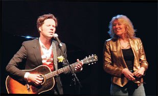 O cantor canadenseamericano <b>Rufus Wainwright</b> divide o palco com a irmã, <b>Martha</b>, durante show na sala Cecília Meirelles, na Lapa, Rio.