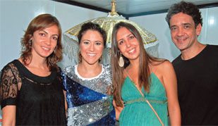 A cantora <b>Maria Rita</b> apresenta seu álbum <i>Samba Meu</i> em Salvador e celebra entre <b>Adriana Albuquerque</b>, <b>Cláudia Neves</b> e <b>Jobel Prazeres</b>, sócios do Cais Dourado, palco do show.