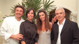 O chef <b>Emmanuel Bassoleil</b> ao lado da mulher, <b>Melissa Oliveira</b>, da Nespresso, prepara jantar na casa de <b>Andrea Funaro</b>, da Bulgari, que recebe o empresário <b>Damian Canevari</b>, no Morumbi, em São Paulo.
