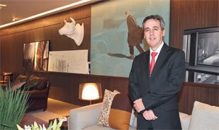 <b>Manuel Frade</b>, CEO de Iluminação da Philips para a América Latina, comparece à visita de <b>Ivete Sangalo</b> ao espaço projetado pelo arquiteto <b>João Armentano</b>, no Jockey Club de São Paulo. <i>"Iluminação está relacionada ao bem-estar das