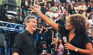 Em SP, <b>Serginho Groisman</b> completa 58 anos e recebe a cantora <b>Margareth Menezes</b> no programa global Altas Horas.