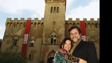 Juntos há 14 anos, a jornalista e o ator se abraçam diante do Castello Santa Maria Novella
