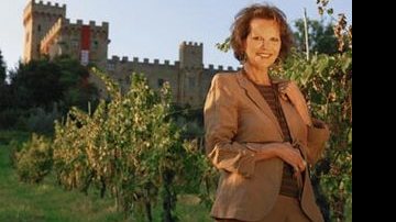 Nos vinhedos da propriedade do século X e sentada em frente ao Castelo, Claudia Cardinale mostra bom humor e simplicidade.