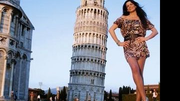 A atriz na Praça dos Milagres, que abriga desde 1350 a Torre de Pisa. A inclinação, causada por uma falha no terreno, é marca registrada.