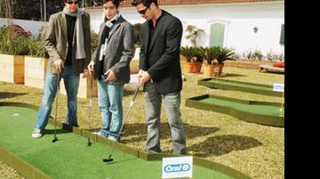Os atores Gustavo, Wagner e Sidney descobrem juntos as vantagens do golfe