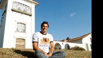 Em frente da torre da Villa de CARAS, inspirada nas construções espanholas, Luciano exibe a camisa de seu último filme, "Acerto de Contas"