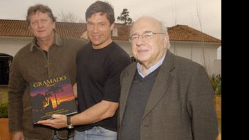 Cercado pelo fotógrafo Leonid Straliaev e pelo escritor Luis Fernando Veríssimo, autores de "Gramado", Ricardo Macchi mostra seu exemplar