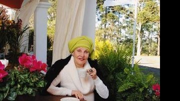 Mãe de Christiane Torloni, Monah festeja na Villa de CARAS a volta às novelas, em Dance, Dance, Dance, da Band, após uma pausa de quatro anos