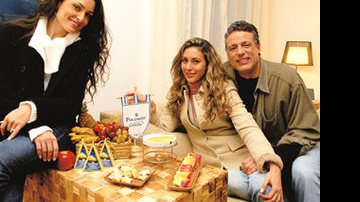 No living Polenghi Sélection da Villa de CARAS, Franciely e o casal Deborah e Fábio degustam queijos e festejam o bom resultado da minissérie da Rede TV!
