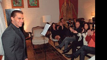 Em Gramado, Max, que estuda canto no Vienna Konservatorium, emociona os convidados de CARAS na festa com a presença da equipe do longa de Paulo Pons.