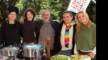 Na Villa, entre a chef Carmen, Ana Krüger e Renata Boldrini, Paulo José e Domingos Oliveira festejam a parceria no cinema.