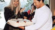 No dia de seu aniversário, no sofisticado restaurante Cassis de Bariloche - eleito o melhor da Argentina pela revista Lugares - a estrela recebe o pedido oficial após cinco anos de namoro