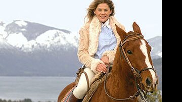 Ela lembra os bons tempos no Rio Grande do Sul ao montar o cavalo crioulo Arafat, no Centro de Pólo e Cavalgada do Arelauquen Golf &amp; Country Club, Bariloche