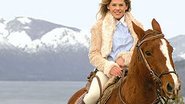 Ela lembra os bons tempos no Rio Grande do Sul ao montar o cavalo crioulo Arafat, no Centro de Pólo e Cavalgada do Arelauquen Golf &amp; Country Club, Bariloche