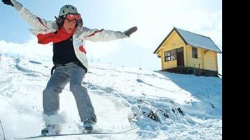 Convidada de CARAS em Bariloche, a jornalista, que viajou com a filha, é amante e praticante do esporte de inverno e encanta-se com a vista do Cerro Catedral.