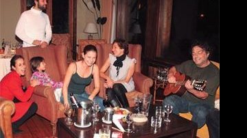 No violão, Werner canta para Totia, Karla, Valentina, Daniel (em pé), Milena e Cynthia.