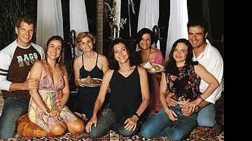 As sócias Liuba e Lúcia, do restaurante Sharm El Sheikh, servem Gazzola e Fernanda Loureiro, Betty, Luiza e Adriano Facchini.