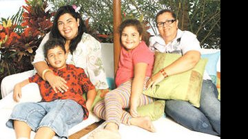 Na Ilha de CARAS, Fabiana, do elenco do filme Xuxa Gêmeas, com Samuel, Laura e a mãe, Maria