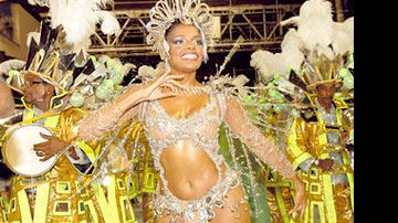 Quitéria Chagas, que vive a Dorinha de Páginas da Vida, à frente da bateria da Império Serrano na Sapucaí, escola rebaixada no carnaval carioca deste ano