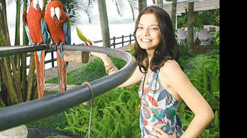 Milena se diverte com as araras na Ilha, come uma manga e festeja o êxito na TV: após Amazônia já está escalada para Eterna Magia, próxima novela das 6 na Globo