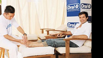 Marcio Moraes na cadeira de reflexoterapia