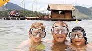 Pedro, Marcello e Diogo nadam no mar da Ilha de CARAS, com o Acqua Lounge Fiat ao fundo
