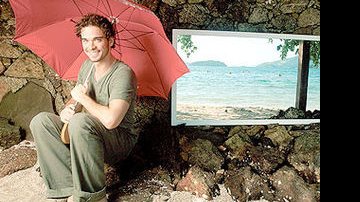 Na Ilha de CARAS, o ator lança campanha â¬Üdurma com Sidney e comprove que ele está solteiroâ¬"