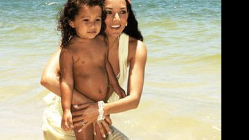 Na Ilha de CARAS, Mônica Carvalho brinca na praia com a filha, Yaclara, antes de iniciar as gravações de <i>Caminhos do Coração</i>, novela da Record que estréia em agosto