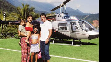 No heliponto da Ilha de CARAS, os dois, que estão juntos há seis anos, posam com o filho, Jaime Vítor, e Suzanna, herdeira da cantora com Latino